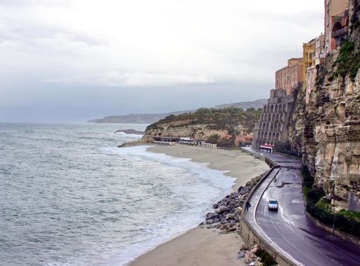 File:Beach in Tropea - Italy 2015.JPG - Wikimedia Commons