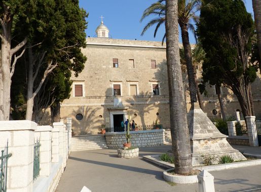 File:Monasterio de Stella Maris, Haifa, Israel, 2017.jpg - Wikimedia Commons