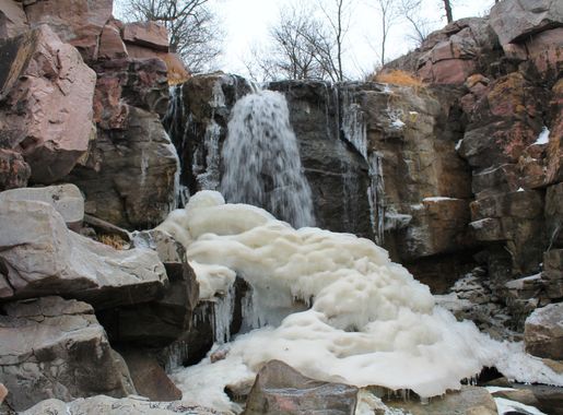 File:Winnewissa Falls at Pipestone National Monument in Winter.JPG -  Wikimedia Commons