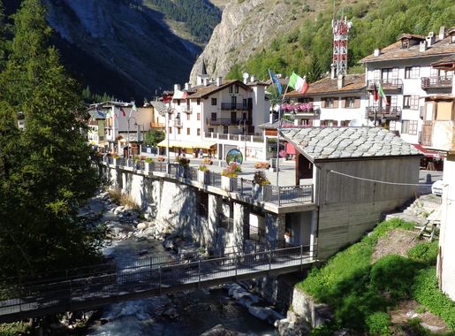 File:La Thuile Aosta 05.JPG - Wikimedia Commons