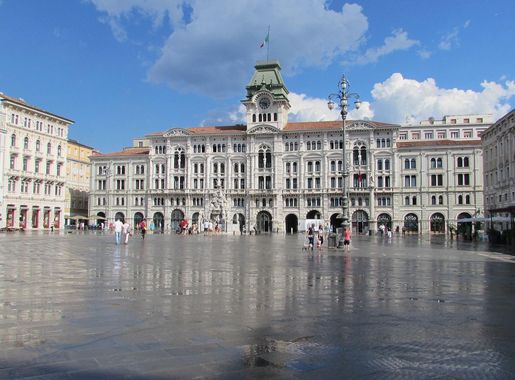 File:Triest Piazza dell'Unita d'Italia.JPG - Wikimedia Commons