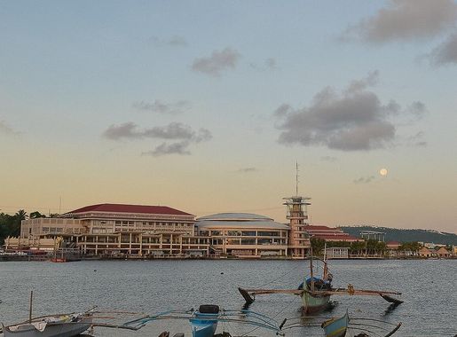 File:Embarcadero de Legazpi at dawn.jpg - Wikimedia Commons