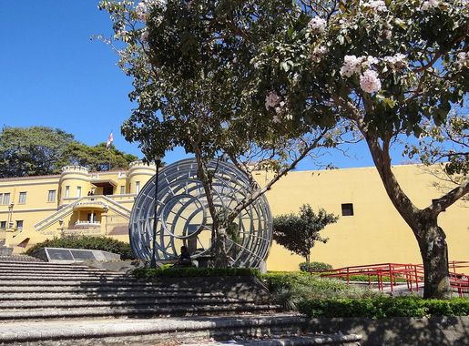 File:Plaza Scene outside National Museum - Downtown San Jose - Costa Rica  (8479427615).jpg - Wikimedia Commons
