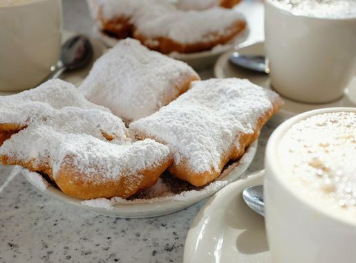 File:Beignets and Café au Lait at Café du Monde, New Orleans.jpg -  Wikimedia Commons