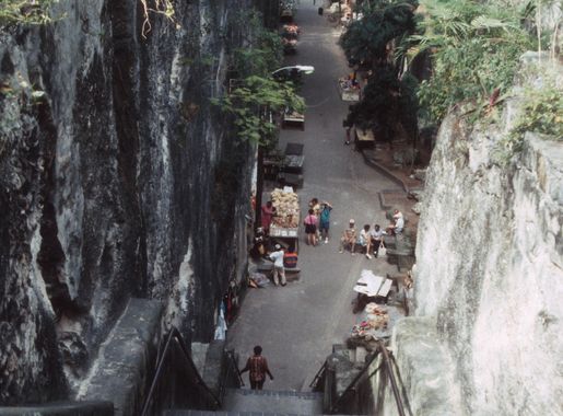 File:QUEEN'S STAIRCASE VIEW FROM THE TOP; NASSAU.jpg - Wikimedia Commons