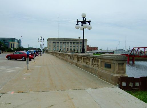 File:Court Avenue Bridge.jpg - Wikimedia Commons