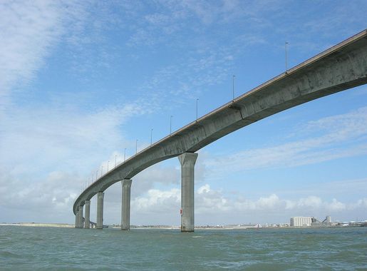 File:Pont de l'ile de Ré.JPG - Wikimedia Commons