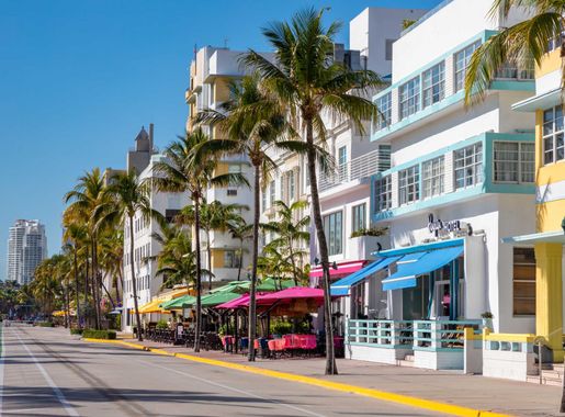 File:Ocean Drive in the Miami Beach Art Deco Historic District.jpg -  Wikimedia Commons