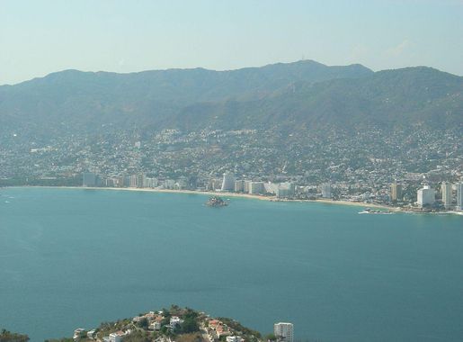 File:Santa Lucia Bay in Acapulco, Mx.jpg - Wikimedia Commons