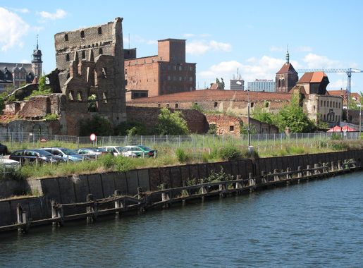 File:Gdańsk, Motława River, ruins.JPG - Wikimedia Commons