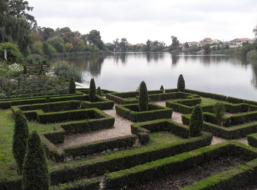File:Mogosoaia Palace, view of the garden and lake.JPG - Wikimedia Commons