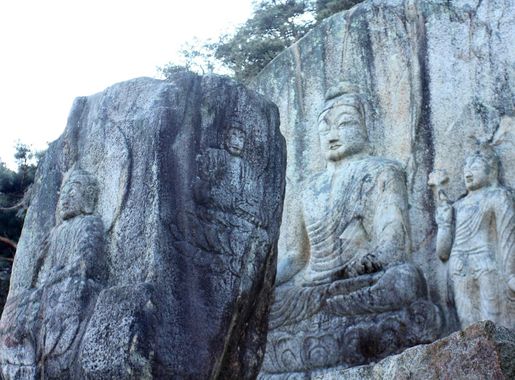 File:Rock-carved Buddhas at Chilbulam hermitage, Namsan Mountain in Gyeongju,  Korea 03.JPG - Wikipedia