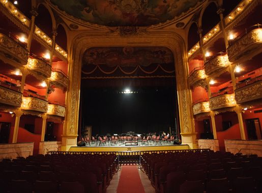 File:Despues del ensayo en el Teatro Nacional.jpg - Wikimedia Commons