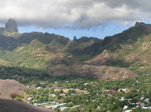 File:Ua Pou - Village de Hakahau - 20061108.jpg - Wikimedia Commons