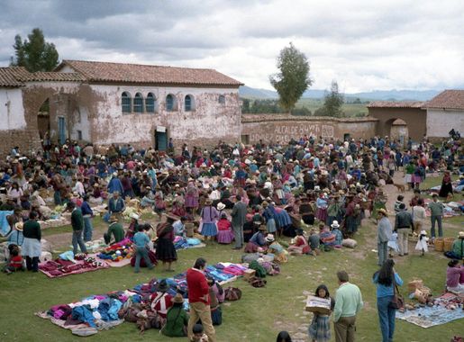 File:Chinchero market.jpg - Wikimedia Commons