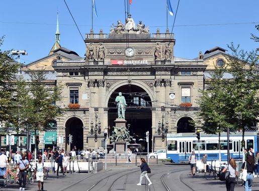 File:Hauptbahnhof Zürich - Bahnhofstrasse 2018-09-05 14-07-11.jpg -  Wikimedia Commons