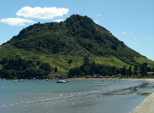 File:Mauao and Beach.JPG - Wikimedia Commons
