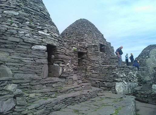 File:Beehive huts in the monastic site on Skellig Michael.jpg - Wikimedia  Commons