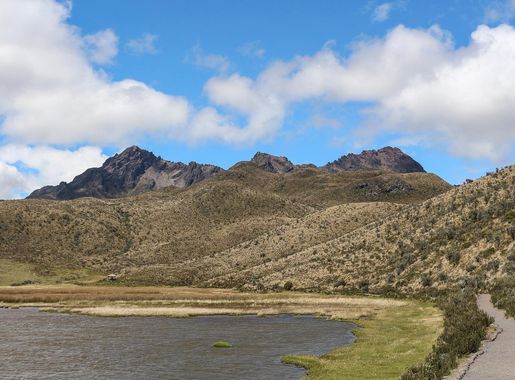 File:Laguna Limpiopungo 01.jpg - Wikimedia Commons