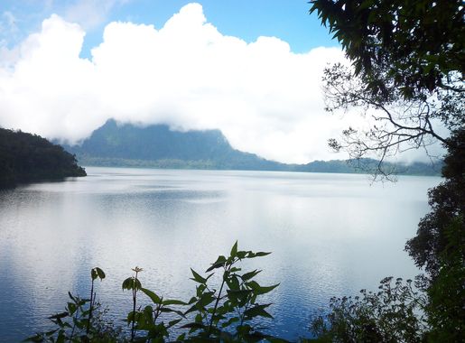 File:Lake Gunung Tujuh.JPG - Wikimedia Commons
