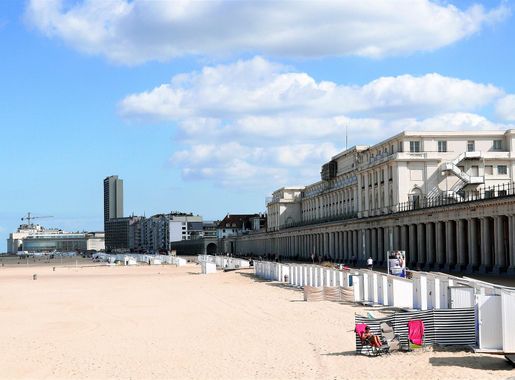 File:Königliche Galerien am Sandstrand der Albert I. Promenade in Ostende (Oostende  Belgien) 2020-09.jpg - Wikimedia Commons