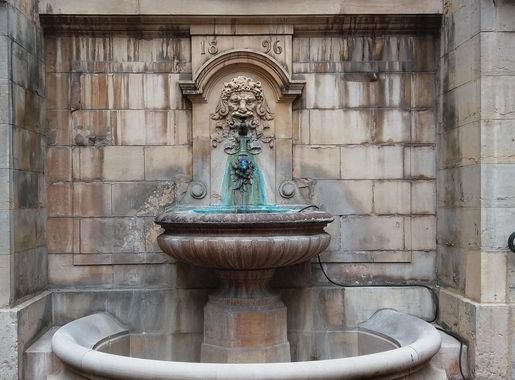 File:Lyon 1er - Hôtel de ville de Lyon - Cour basse - Fontaine 1896.jpg -  Wikimedia Commons