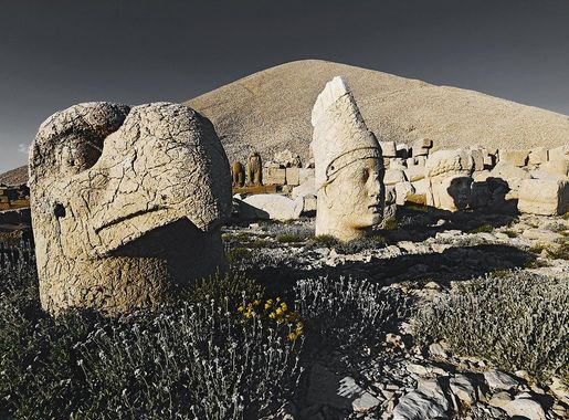 File:Ancient Ruins on Mountain Nemrut.jpg - Wikimedia Commons