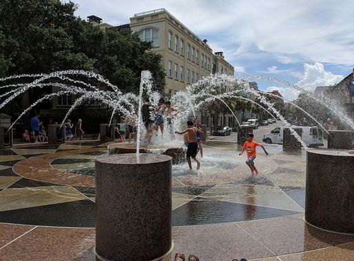 File:The fountain at Waterfront Park, in Charleston, SC.jpg - Wikimedia  Commons