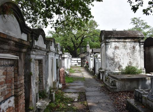 File:Tombs at Lafayette Cemetery No 1 Garden District New Orleans 12.JPG -  Wikimedia Commons
