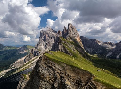 File:Seceda e nuvole.jpg - Wikimedia Commons