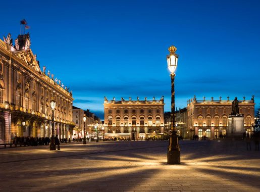 File:Vue de nuit de la Place Stanislas à Nancy.jpg - Wikimedia Commons