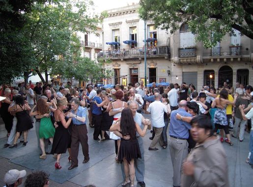 File:San Telmo Plaza Dorrego.JPG - Wikimedia Commons