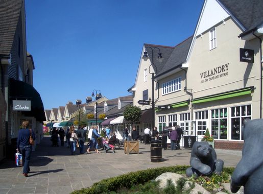 Attēls:Bicester Village - geograph.org.uk - 1828514.jpg — Vikipēdija