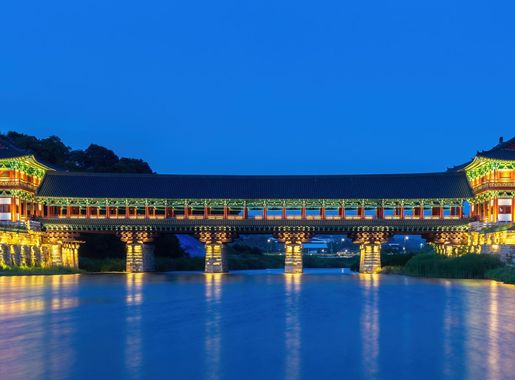 파일:Illuminated Woljeonggyo Bridge at blue hour in Gyeongju South Korea.jpg  - 위키백과, 우리 모두의 백과사전
