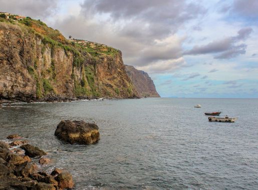 รูปภาพ : เกาะมะดีระ, เมฆ, ท้องฟ้า, ภูมิทัศน์ธรรมชาติ, ภูเขา, สายน้ำ,  ลักษณะทางธรณีวิทยาชายฝั่งและมหาสมุทร, หิน, ภูมิประเทศ, ธนาคาร, ขอบฟ้า,  คลื่นลม, แหลม, การสร้าง, เรือบรรทุกสินค้า, เงียบสงบ, เนื้อไม้, klippe,  การท่องเที่ยว, โผล่ขึ้นมา, ชายหาด, เนิน ...