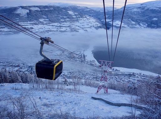 File:Voss Gondol Aerial passenger lift Cableway (taubane) View from gondola  cabin Vossavangen Vangsvatnet etc Tower -1 Blue winter afternoon light Snow Voss  Norway 2019-11-20 0877.jpg - Wikimedia Commons