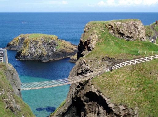 File:The rope bridge at Carrick-a-Rede.jpg - Wikimedia Commons