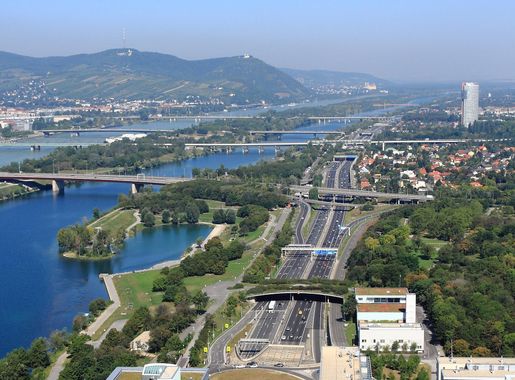 File:Wien - Donauuferautobahn.JPG - Wikimedia Commons