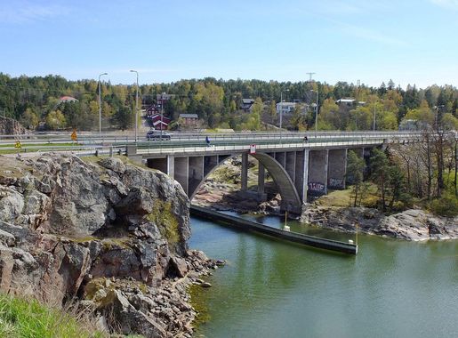 File:Ukko-Pekan silta bridge between Naantali and Luonnonmaa.jpg -  Wikimedia Commons