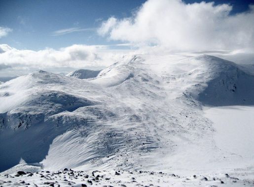 File:Ben Macdui and Derry Cairngorm from flanks of Beinn Mheadhoin -  geograph.org.uk - 6062196.jpg - Wikimedia Commons