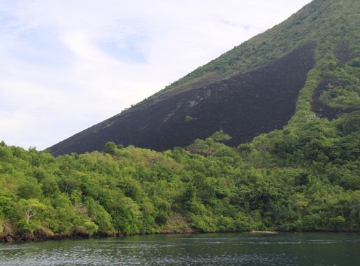 File:Gunung Api (Banda) (8707287916).jpg - Wikimedia Commons