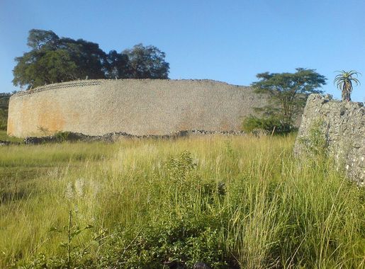 File:Wall of the great enclosure (far), Great Zimbabwe.JPG - Wikipedia
