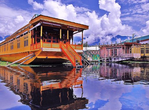 File:Houseboat- Dal Lake, srinagar Kashmir.JPG - Wikimedia Commons
