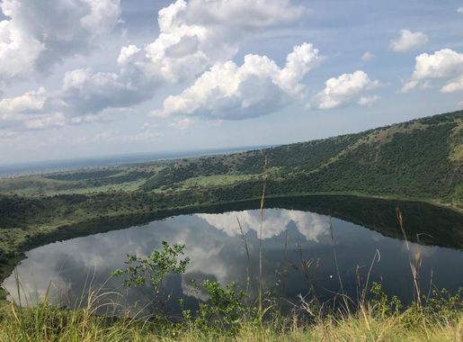 File:Crater lake at Queen Elizabeth national park uganda.jpg - Wikimedia  Commons