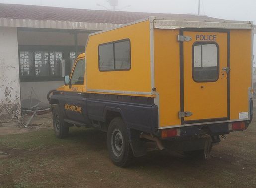 File:Lesotho police car (Sani Pass) 03.jpg - Wikimedia Commons