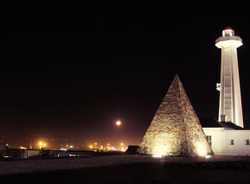 Fayil:Port Elizabeth Donkin Lighthouse and pyramid moonrise.JPG - Wikipedia
