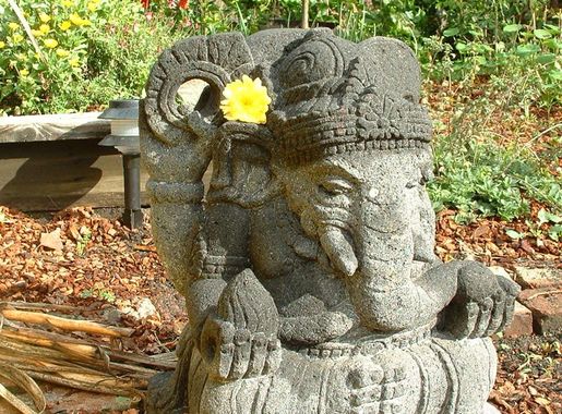 Ganesha drinking milk miracle - Wikipedia