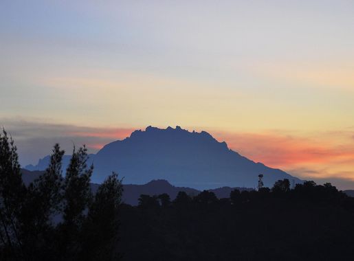 File:Mount Kinabalu sunrise silhouette.jpg - Wikimedia Commons