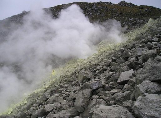 File:Mount Apo sulfur vent2.JPG - Wikimedia Commons