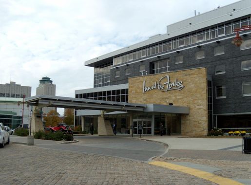 File:Inn at the Forks in Winnipeg, Manitoba.JPG - Wikimedia Commons